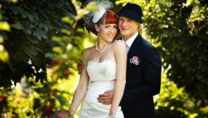 To complement the groom&#39;s suit, you can use a fedora hat.