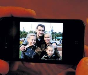В телефоне ЮШКЕВИЧА много фотографий с супругой и дочками. В свободные минуты он любуется на своих девочек