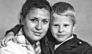 Valentina Tolkunova with her son Nikolai
