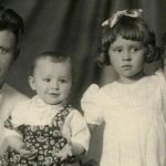Валентина Толкунова в детстве (с родителями и младшим братом)