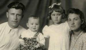 Valentina Tolkunova in childhood (with parents and younger brother)