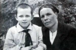 Valera Zolotukhin with her mother