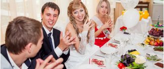 Виновники торжества на веселом свадебном застолье