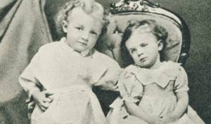 Володя Ульянов в детстве с сестрой
