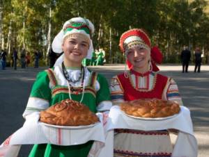 Welcoming Russian guests with bread and salt