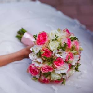 яркие розы в букете на свадьбу