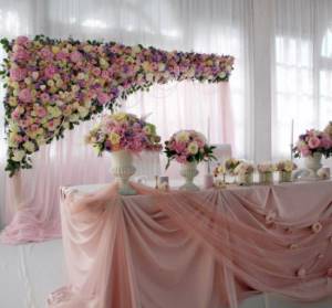 bright decoration of the wedding hall with balloons