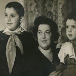 Юлий Гусман (слева) с мамой и братом
