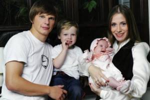 Yulia Baranovskaya with her husband Andrei Arshavin and children