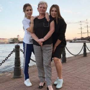 Yulia Baranovskaya with her sister and mother
