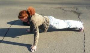 Yulia Latynina doing push-ups in front of the Ministry of Internal Affairs of Ukraine