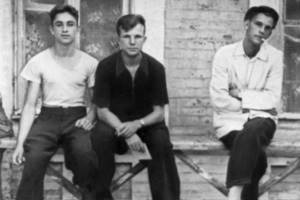 Yuri Gagarin (center) - a student at the Saratov Industrial College with friends. 1953 