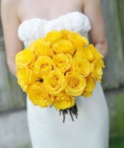 Желтые розы в букете невесты