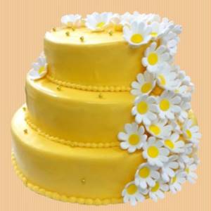 yellow wedding cake with daisies