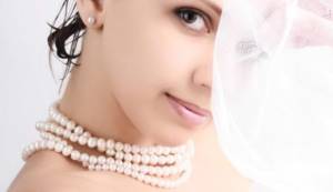 Pearls on a girl&#39;s neck