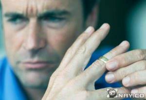 Женатый снимает кольцо с пальца