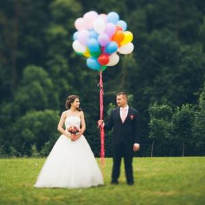 жених и невеста с надувными шарами