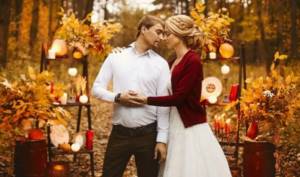 bride and groom in the autumn forest