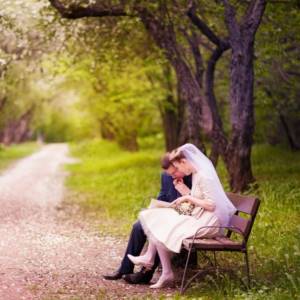 жених и невеста в осеннем парке