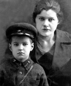 Zhora as a child with her mother, 1934