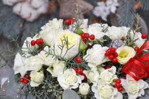 зимний букет с белыми розами