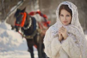 winter image of the bride, bride in a knitted shawl