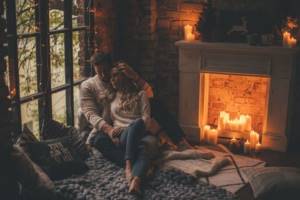 winter photo shoot love story, lovers by the fireplace